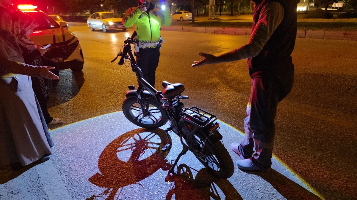 Bursa'nın İnegöl ilçesinde otomobilin çarpması sonucu ağır yaralanan bisikletli hastaneye...