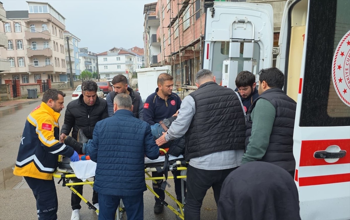 Bursa'nın İnegöl ilçesinde otomobille çarpışan motosikletin sürücüsü ağır yaralandı.