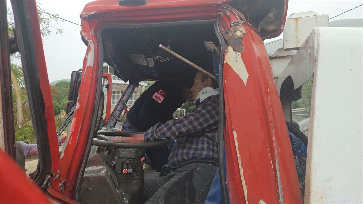 Bursa'nın Orhangazi ilçesinde kamyonet ile çekicinin karıştığı kazada yaralanan 4 kişi hastanede...