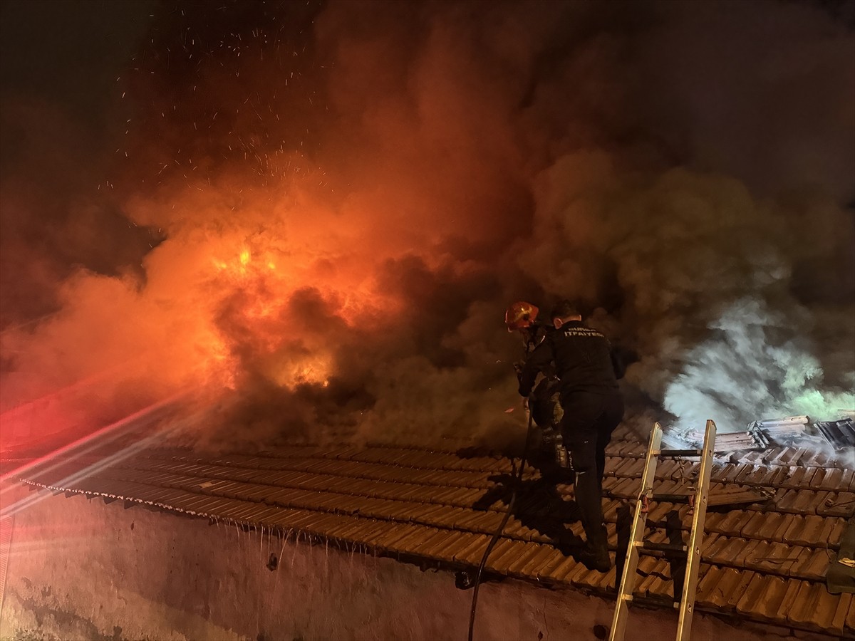 Bursa'nın Osmangazi ilçesinde otomotiv yedek parçaları satılan iş yerinde çıkan ve bitişiğindeki 3...