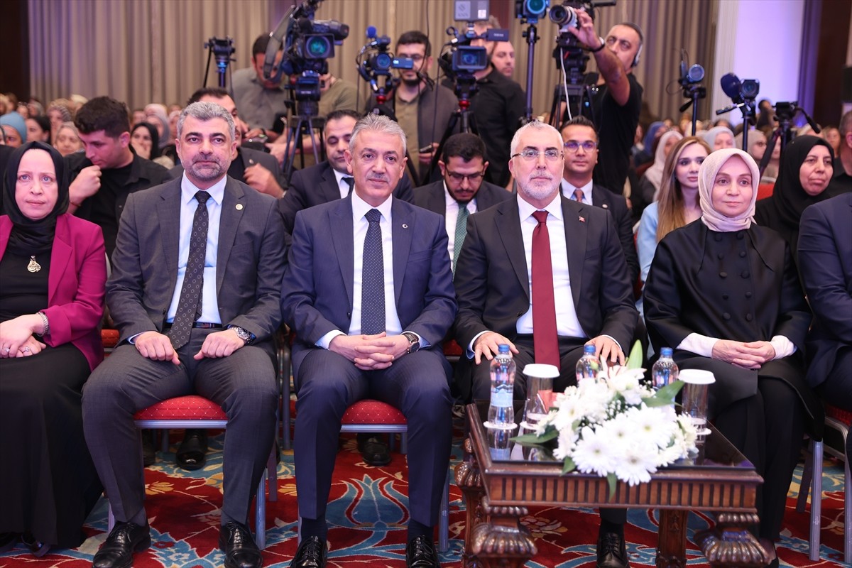 Çalışma ve Sosyal Güvenlik Bakanı Vedat Işıkhan, Merkez Artuklu ilçesindeki bir otelde düzenlenen...