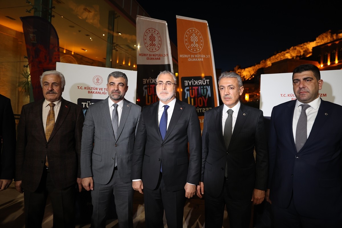 Çalışma ve Sosyal Güvenlik Bakanı Vedat Işıkhan (ortada), Mardin Kültür Yolu Festivali kapsamında...