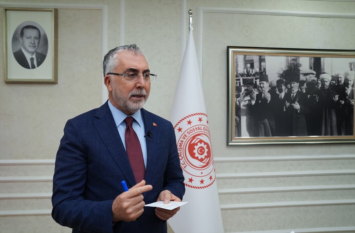 Çalışma ve Sosyal Güvenlik Bakanı Vedat Işıkhan, üniversiteli gençleri iş hayatına hazırlamak için...