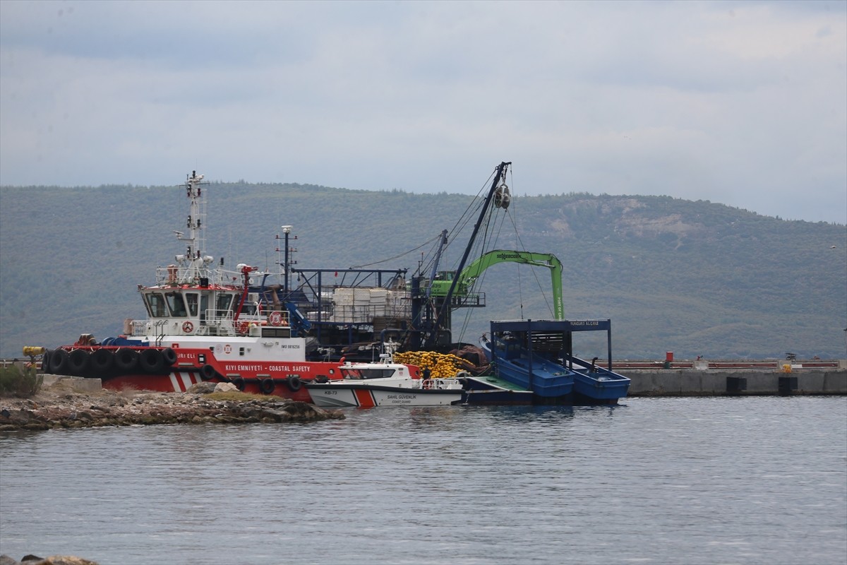 Çanakkale Boğazı'nda balıkçıların av sırasında denizde çırpınırken buldukları Azerbaycan uyruklu...