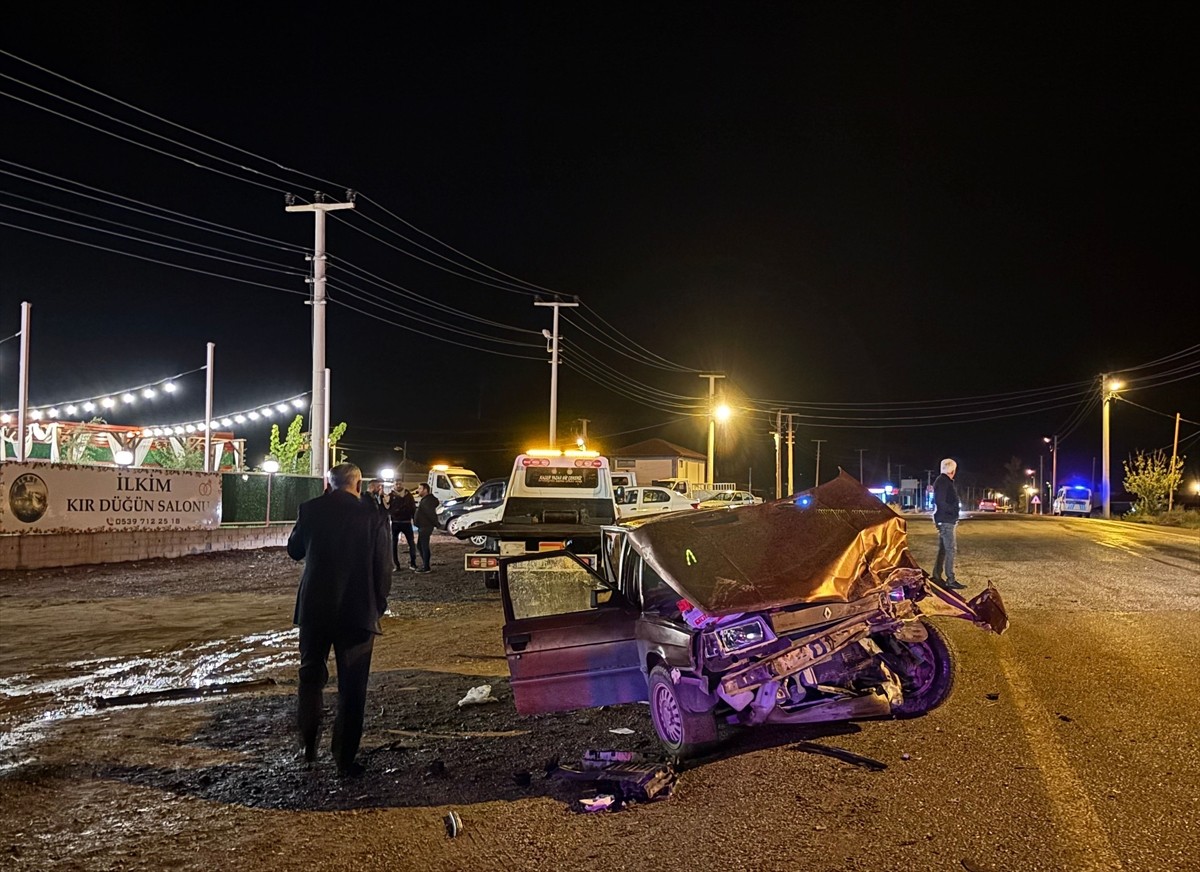 Çankırı'da 3 aracın karıştığı trafik kazasında 1'i ağır 9 kişi yaralandı.
