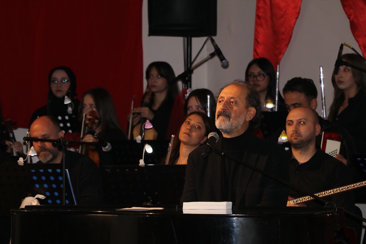 Çankırı'da, AK Parti İstanbul Milletvekili ve sanatçı Yücel Arzen Hacıoğulları ile lise...