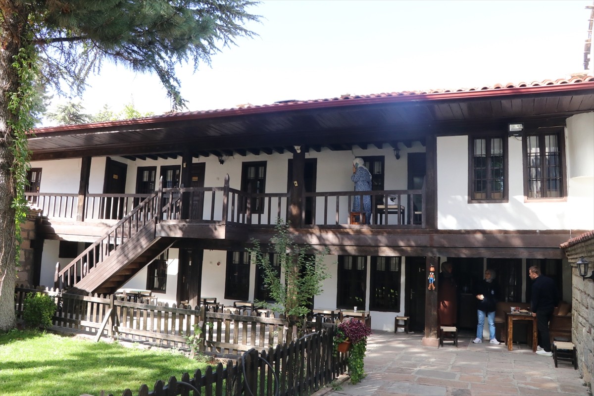 Çankırı'da yaşayan emekli öğretmen Durmuş Gümüş, öğrencilerine örnek olsun diye başladığı...