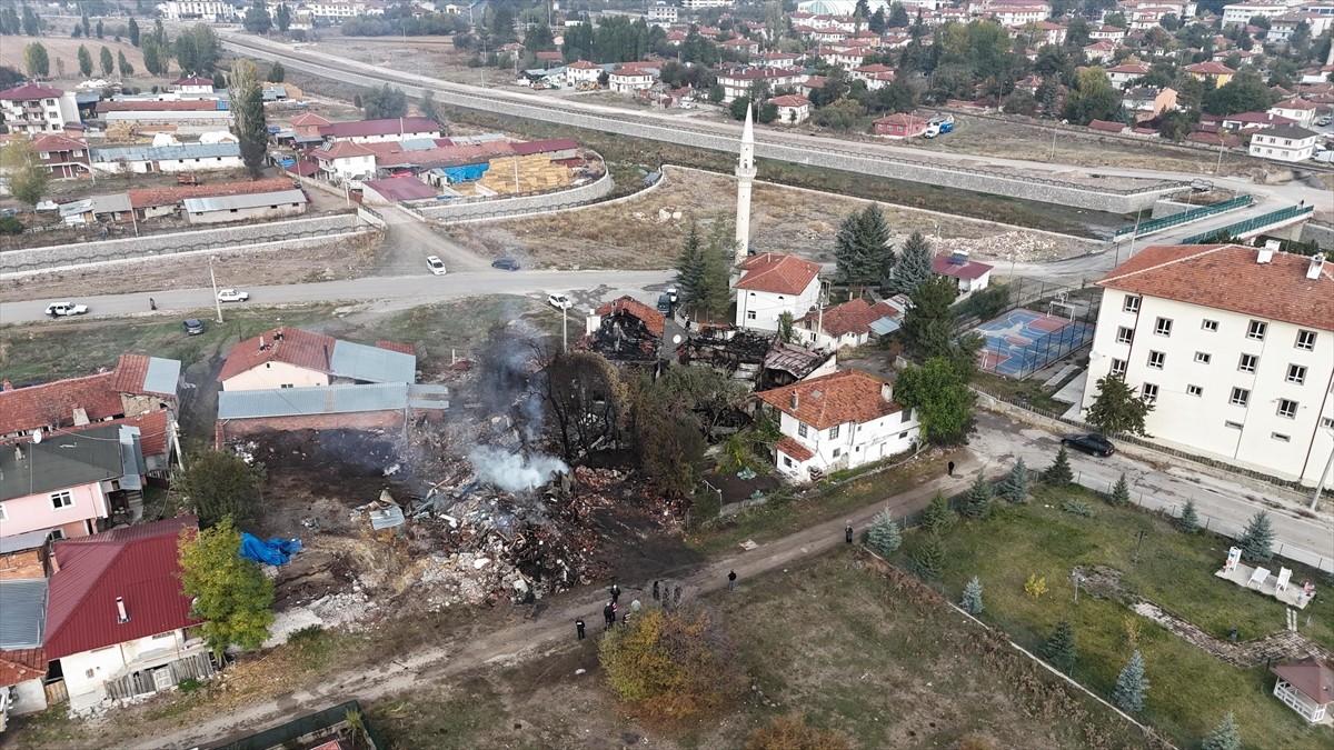 Çankırı'nın Çerkeş ilçesinde yanan 3 ev ile 4 samanlık havadan görüntülendi.