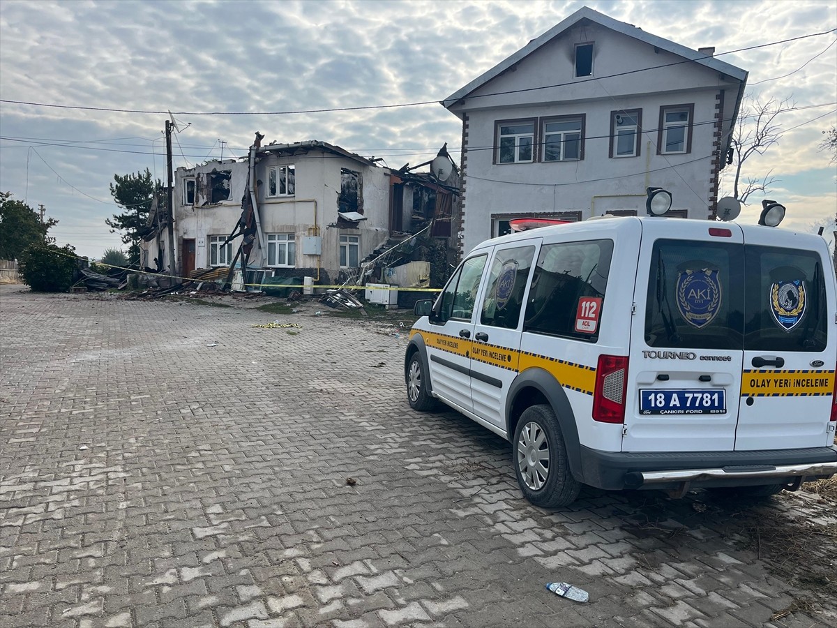 Çankırı'nın Çerkeş ilçesinde yanan 3 ev ile 4 samanlık havadan görüntülendi.