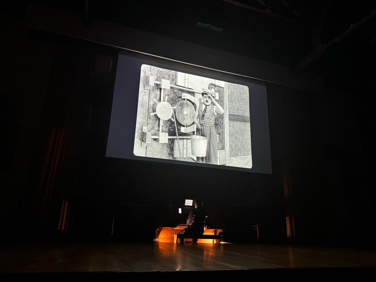 Charlie Chaplin'in sessiz filmlerine canlı performansıyla eşlik eden piyanist ve besteci Hakan Ali...