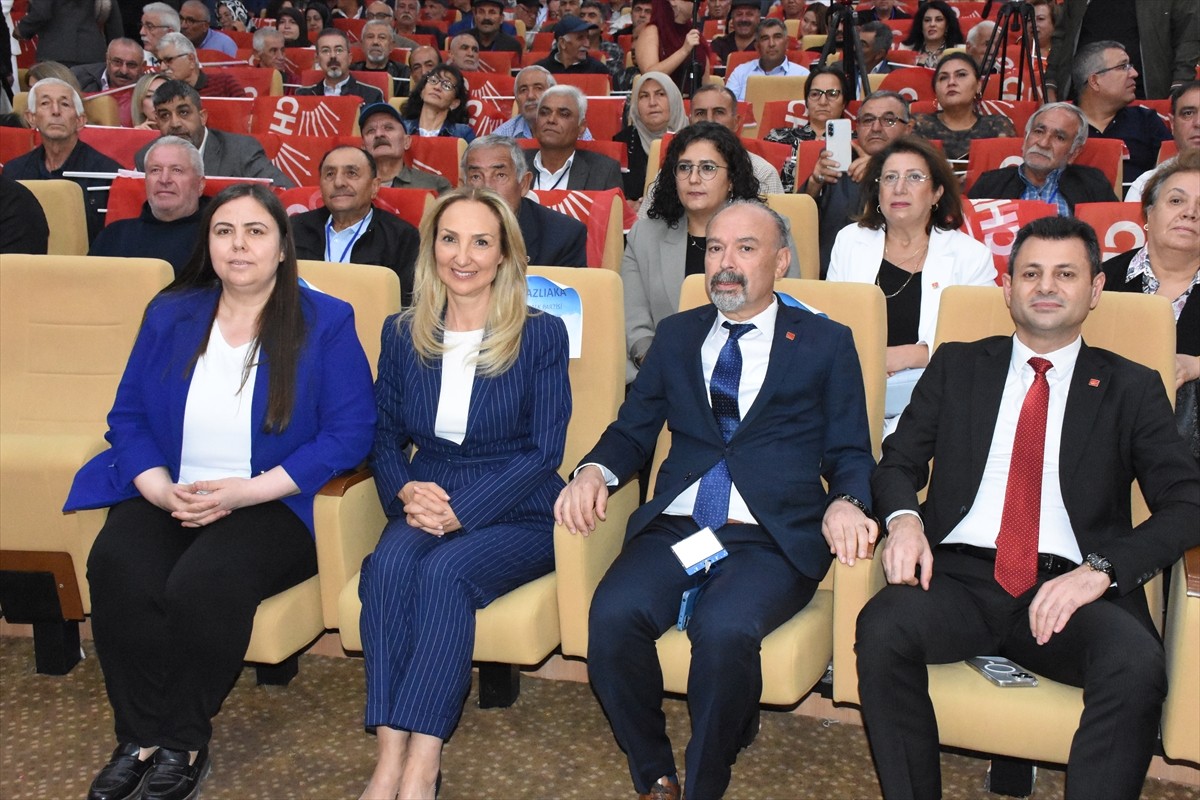 CHP Genel Başkan Yardımcısı Aylin Nazlıaka (sol 2), Aksaray'da partisinin Merkez İlçe 14. Olağan...