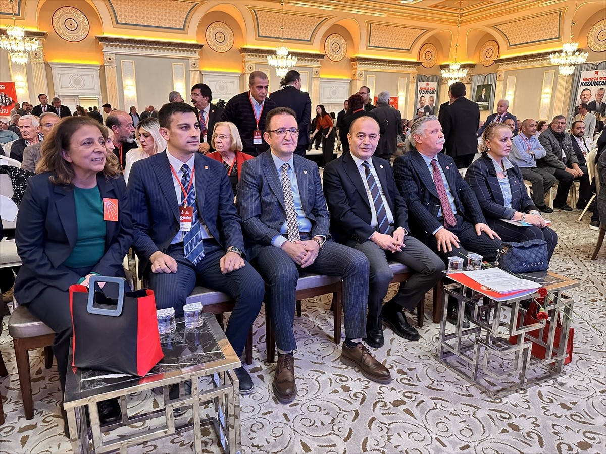CHP Genel Başkan Yardımcısı Özgür Karabat (sağ 3), CHP Konya 39. Olağan İl Kongresi'ne...