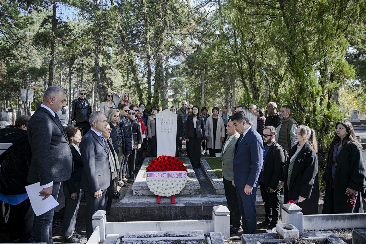 CHP Genel Başkan Yardımcısı Suat Özçağdaş, beraberindeki partililerle Cebeci Asri Mezarlığı'nda...