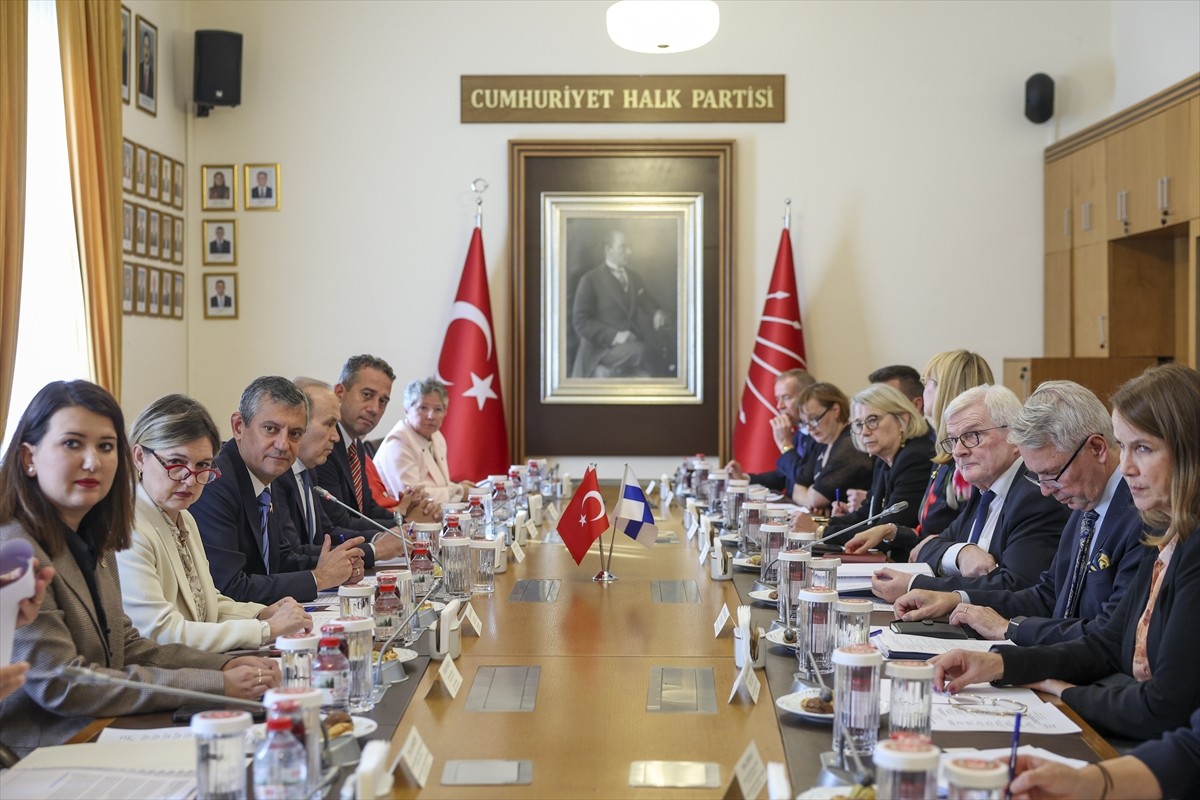  CHP Genel Başkanı Özgür Özel, Finlandiya Parlamentosu Dışişleri Komisyonu Başkanı Johannes...