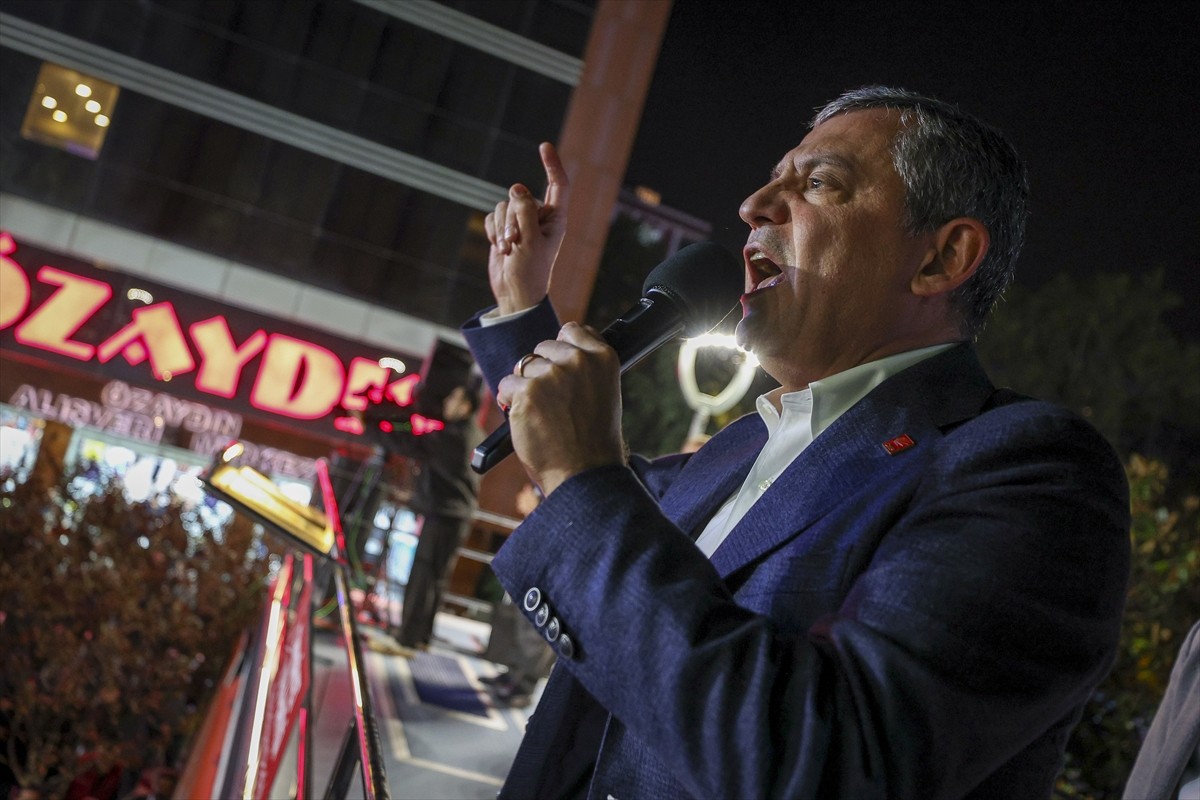 CHP Genel Başkanı Özgür Özel, İstanbul Büyükşehir Belediyesine (İBB) yönelik yolsuzluk ve terör...