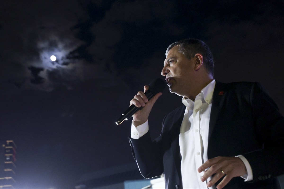 CHP Genel Başkanı Özgür Özel, İstanbul Büyükşehir Belediyesine (İBB) yönelik yolsuzluk ve terör...