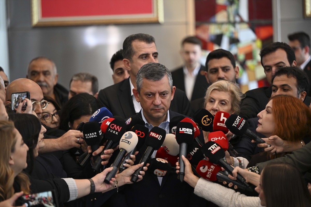 CHP Genel Başkanı Özgür Özel, partisinin genel merkezinde basın mensuplarına, Ankara 42. Asliye...