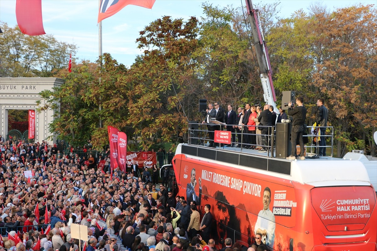 CHP Genel Başkanı Özgür Özel "Millet İradesine Sahip Çıkıyor" mitingi kapsamında Eskişehir'deki...