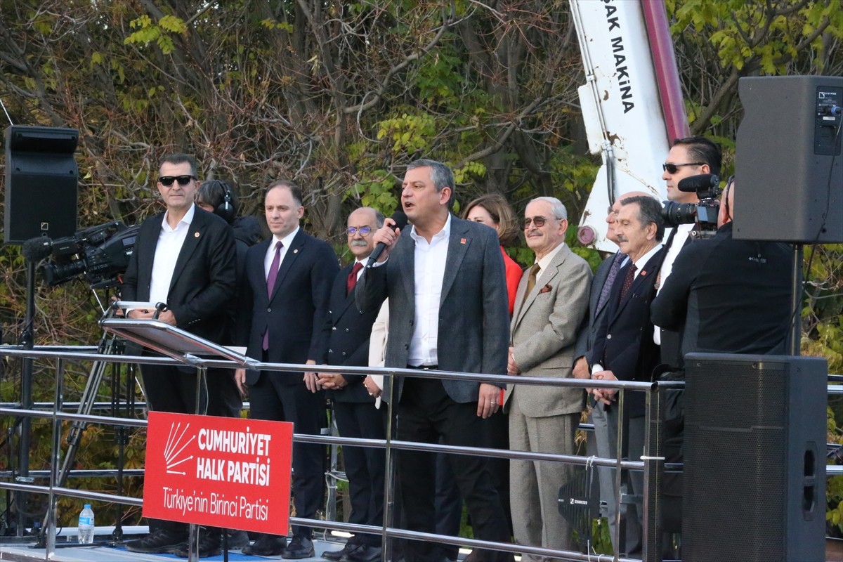 CHP Genel Başkanı Özgür Özel "Millet İradesine Sahip Çıkıyor" mitingi kapsamında Eskişehir'deki...