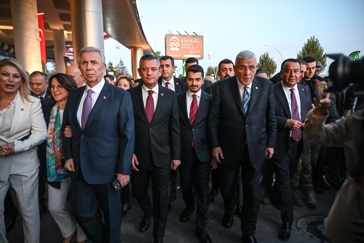 CHP Genel Başkanı Özgür Özel (sol 4), Çankaya Belediyesince hizmete alınan Atatürk Sanat...