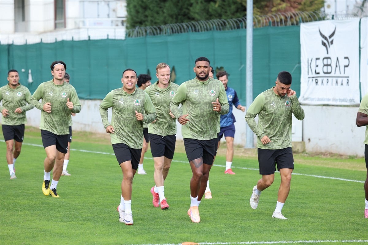 Corendon Alanyaspor, Trendyol Süper Lig'in 10. haftasında Kocaelispor ile yarın deplasmanda...
