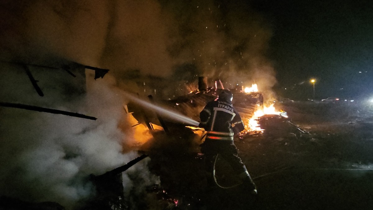 Çorum'da bir evde çıkan yangında aynı aileden 7 kişi dumandan etkilendi. Çorum Belediyesi itfaiye...