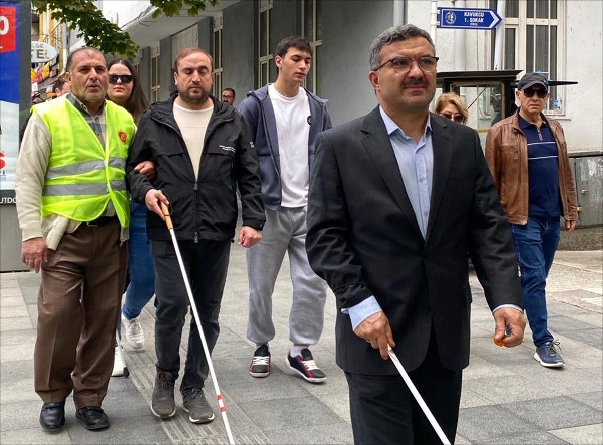 Çorum'da görme engellilerin ulaşımda yaşadıkları problemlere dikkat çekmek amacıyla "Beyaz Baston...