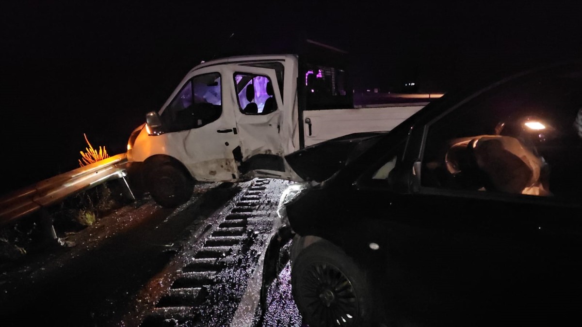 Çorum'da işçileri taşıyan kamyonetle, Anahtar Parti Genel Başkan Yardımcısı Hayati Çetin'in de...