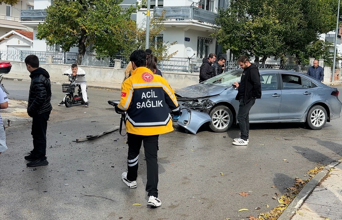 Çorum'da otomobil ile kamyonetin çarpışması sonucu biri çocuk 5 kişi yaralandı.