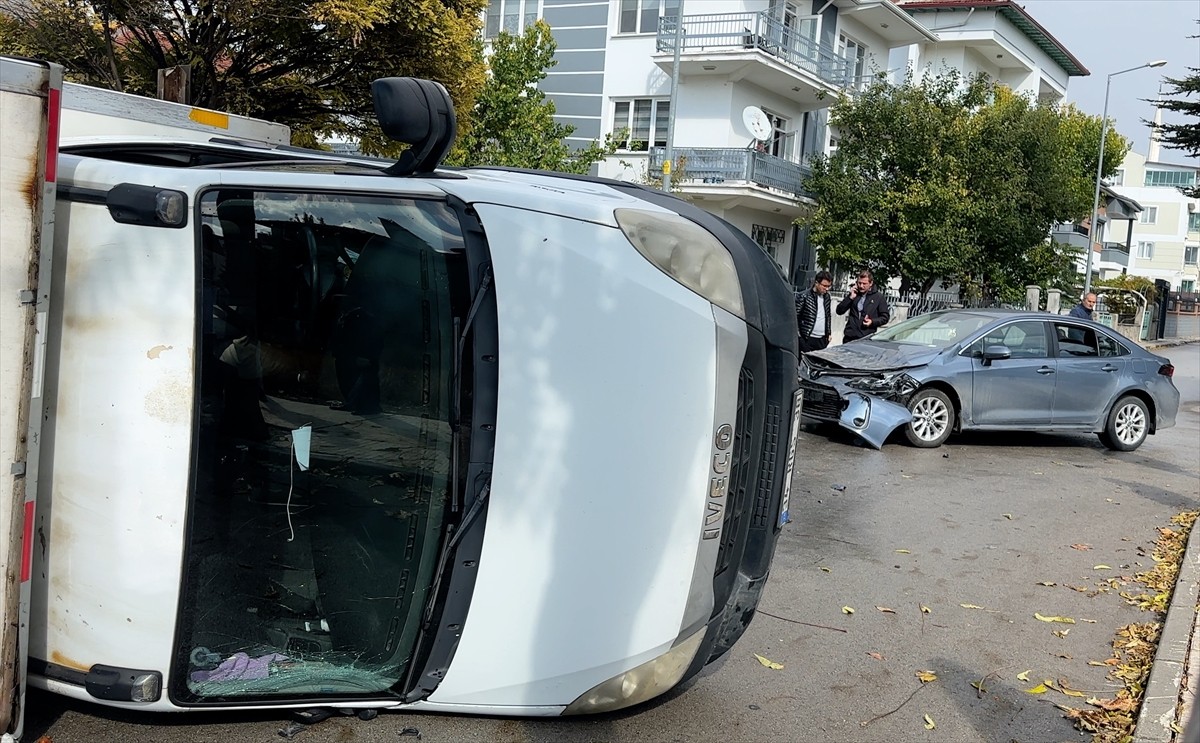 Çorum'da otomobil ile kamyonetin çarpışması sonucu biri çocuk 5 kişi yaralandı.