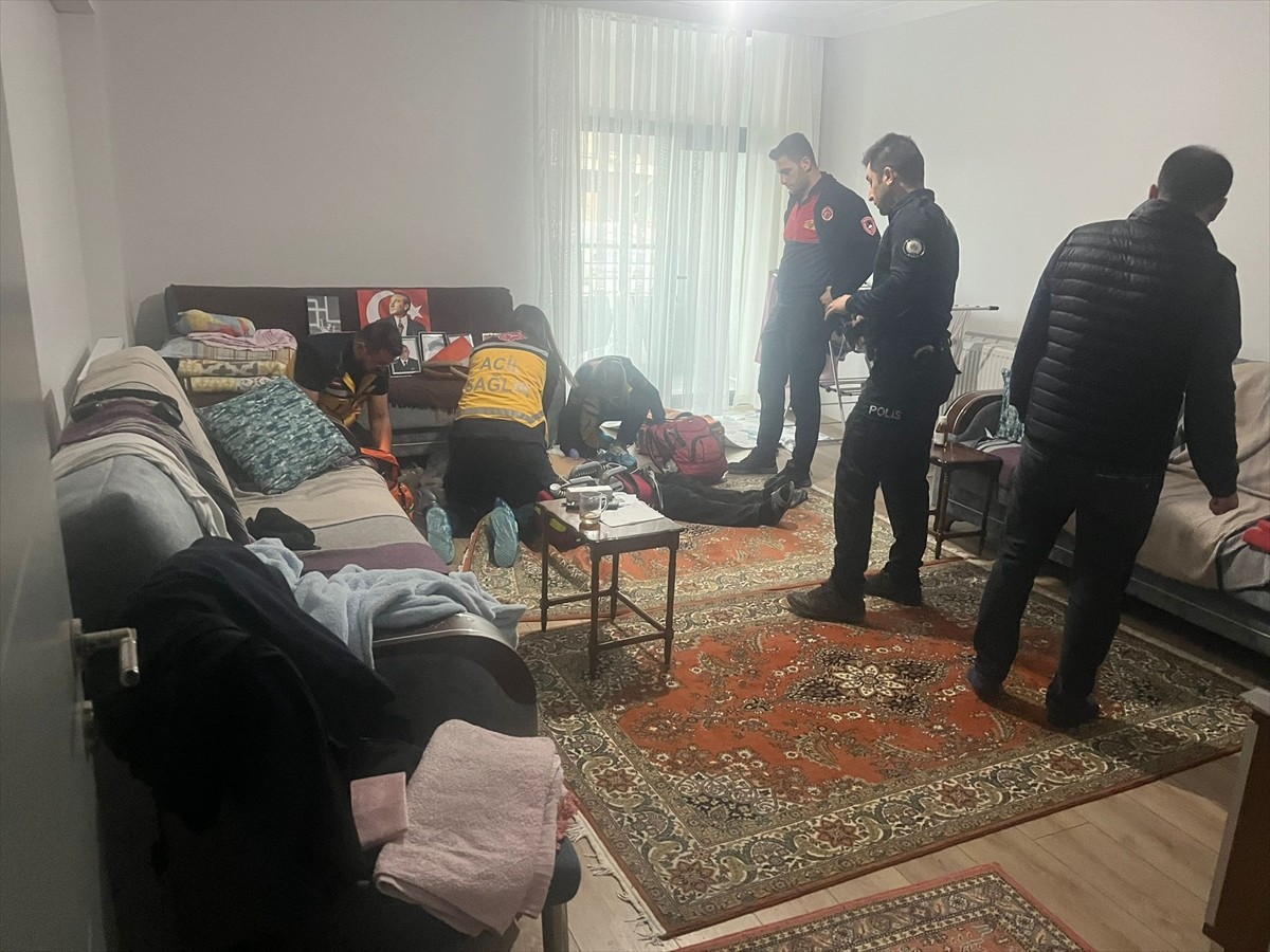 Çorum'un Sungurlu ilçesinde evinde kalp krizi geçiren kişi, eve pencereden giren sağlık...