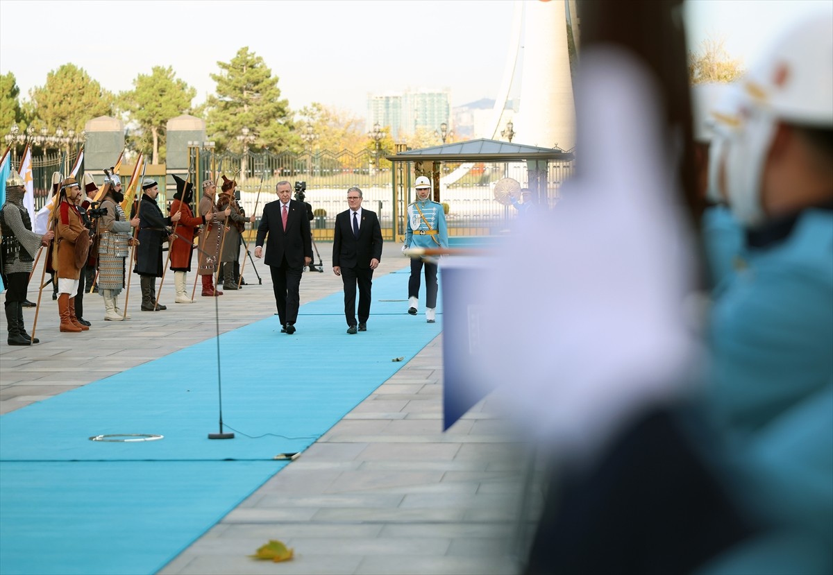  Cumhurbaşkanı Recep Tayyip Erdoğan, Türkiye'yi ziyaret eden İngiltere Başbakanı Keir Starmer'i...
