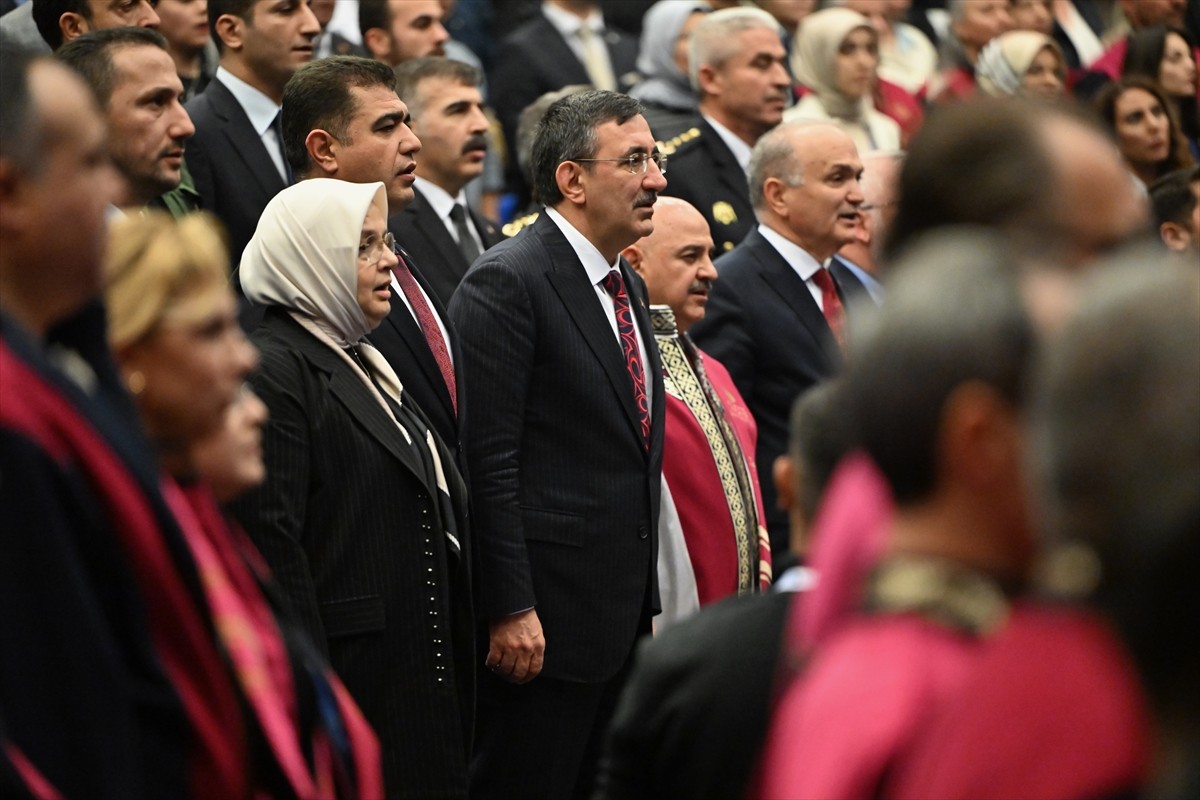 Cumhurbaşkanı Yardımcısı Cevdet Yılmaz, (ortada) Düzce Üniversitesi'nin 2025-26 Akademik Yılı...