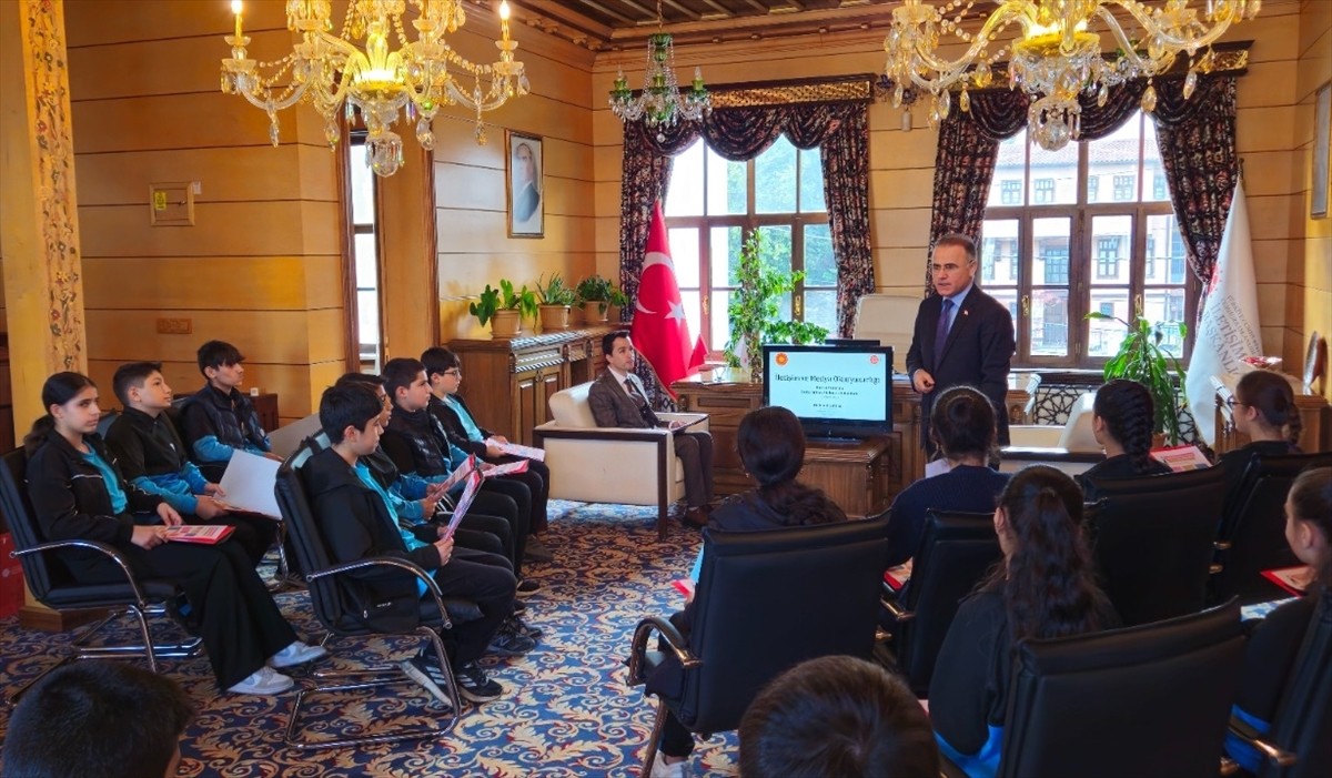 Cumhurbaşkanlığı İletişim Başkanlığı Bursa Bölge Müdürlüğünü ziyaret eden ortaokul öğrencileri...