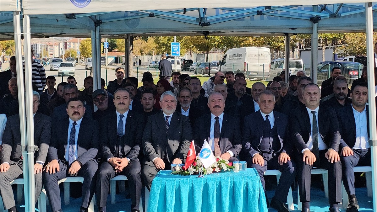 Cumhuriyet'in 102. kuruluş yıl dönümünde Çorum Belediyesince inşa edilen Türk Dünyası Abidesi...