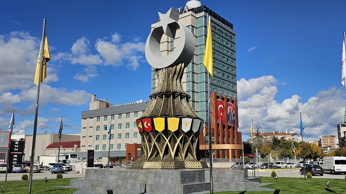 Cumhuriyet'in 102. kuruluş yıl dönümünde Çorum Belediyesince inşa edilen Türk Dünyası Abidesi...