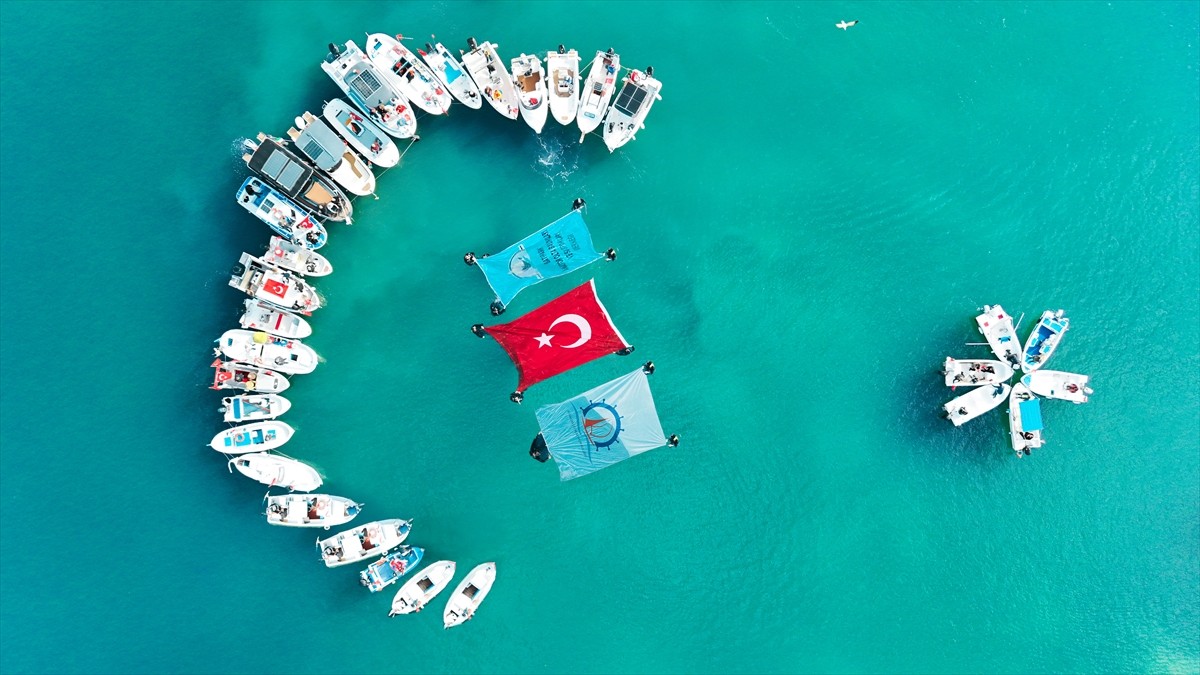 Cumhuriyet'in kuruluşunun 102. yılı dolayısıyla Samsun'da teknelerle denizde ay yıldız...