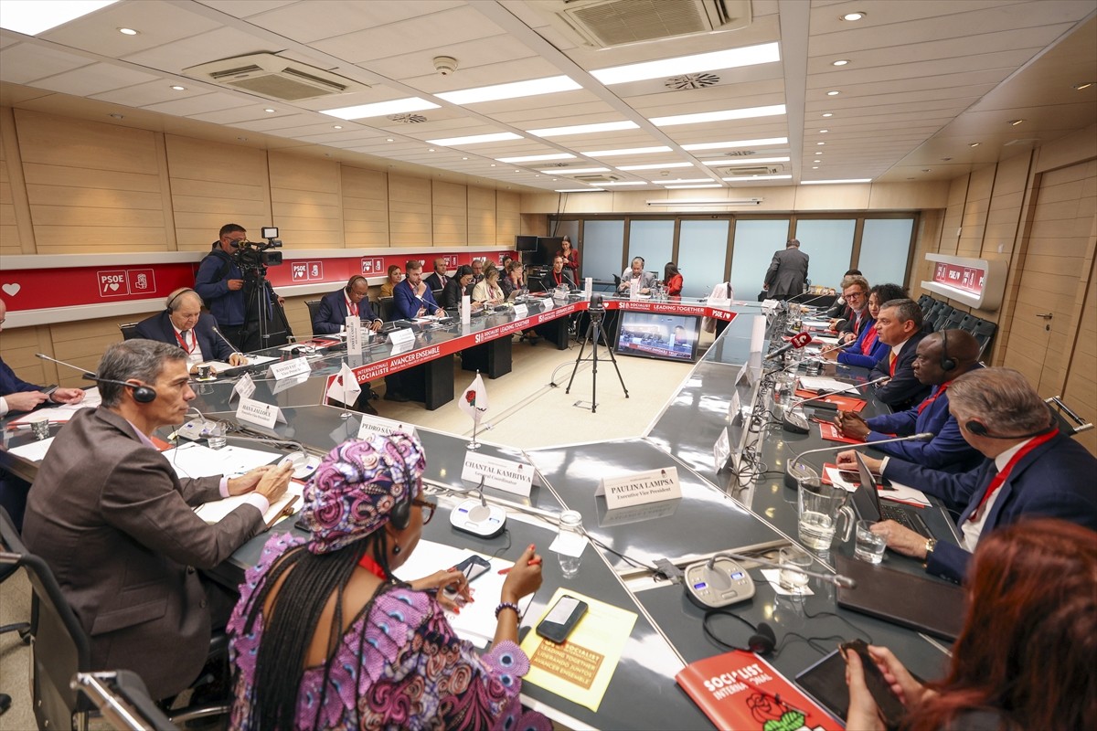 Cumhuriyet Halk Partisi (CHP) Genel Başkanı Özgür Özel, Gazze'de yürürlüğe giren ateşkes ve barış...