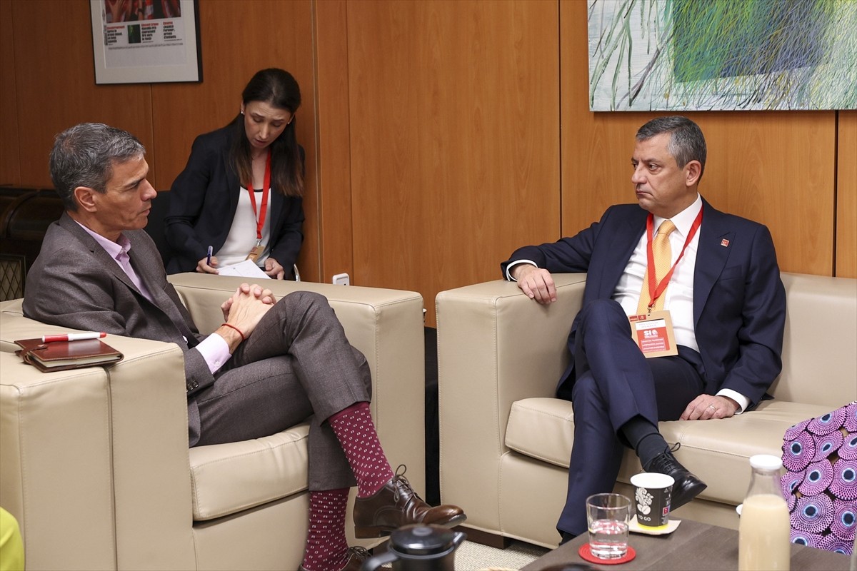 Cumhuriyet Halk Partisi (CHP) Genel Başkanı Özgür Özel, İspanya Başbakanı Pedro Sanchez ile bir...