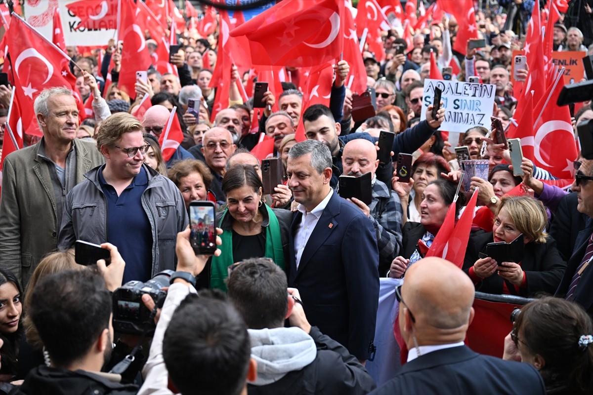 Cumhuriyet Halk Partisi (CHP) Genel Başkanı Özgür Özel, "Millet İradesine Sahip Çıkıyor"...