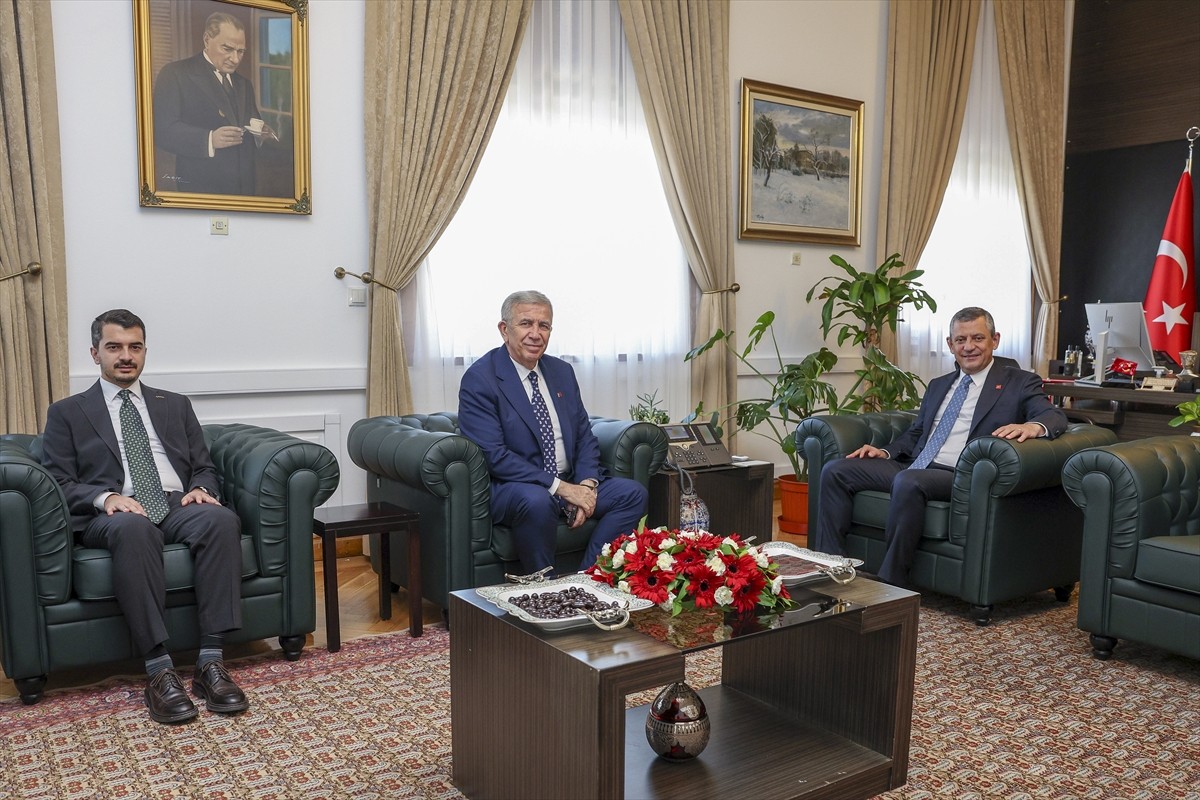 Cumhuriyet Halk Partisi Genel Başkanı Özgür Özel (sağda), Ankara Büyükşehir Belediyesine (ABB)...