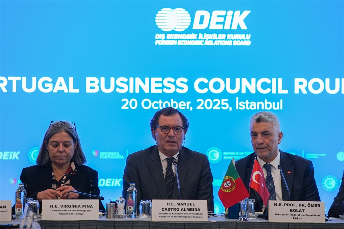 DEİK Başkanı Nail Olpak (ortada), Dış Ekonomik İlişkiler Kurulu (DEİK) Genel Merkezi'nde...