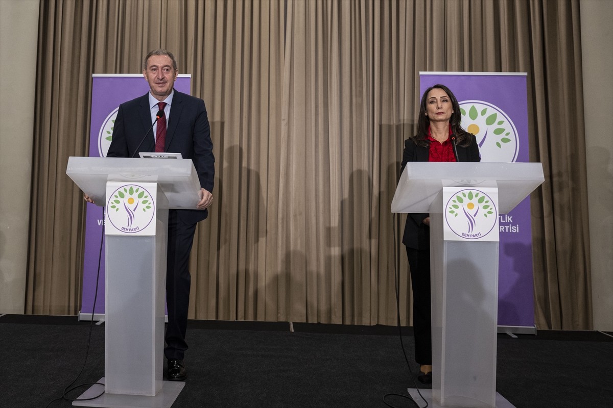 DEM Parti Eş Genel Başkanları Tuncer Bakırhan (arkada) ve Tülay Hatimoğulları (önde), bir otelde...