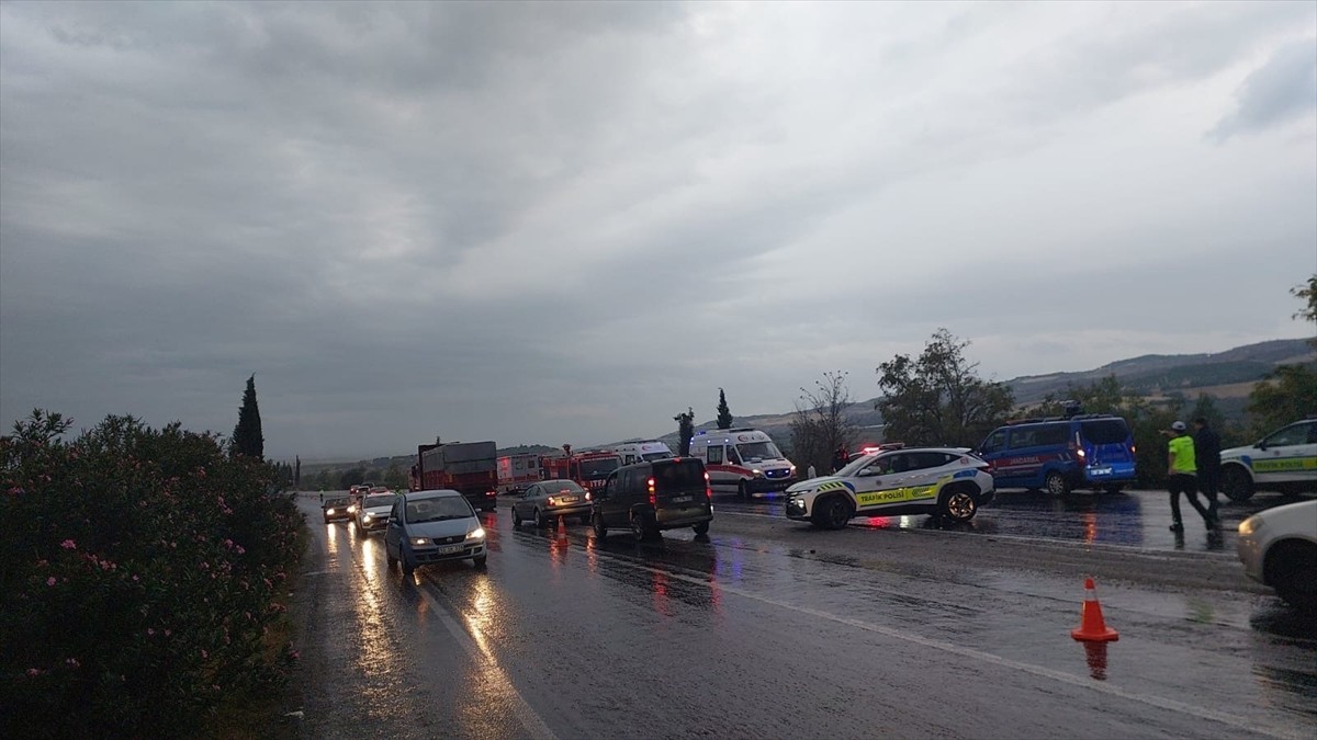 Denizli'nin Buldan ilçesinde midibüsün devrilmesi sonucu 1 kişi öldü, 32 kişi yaralandı.