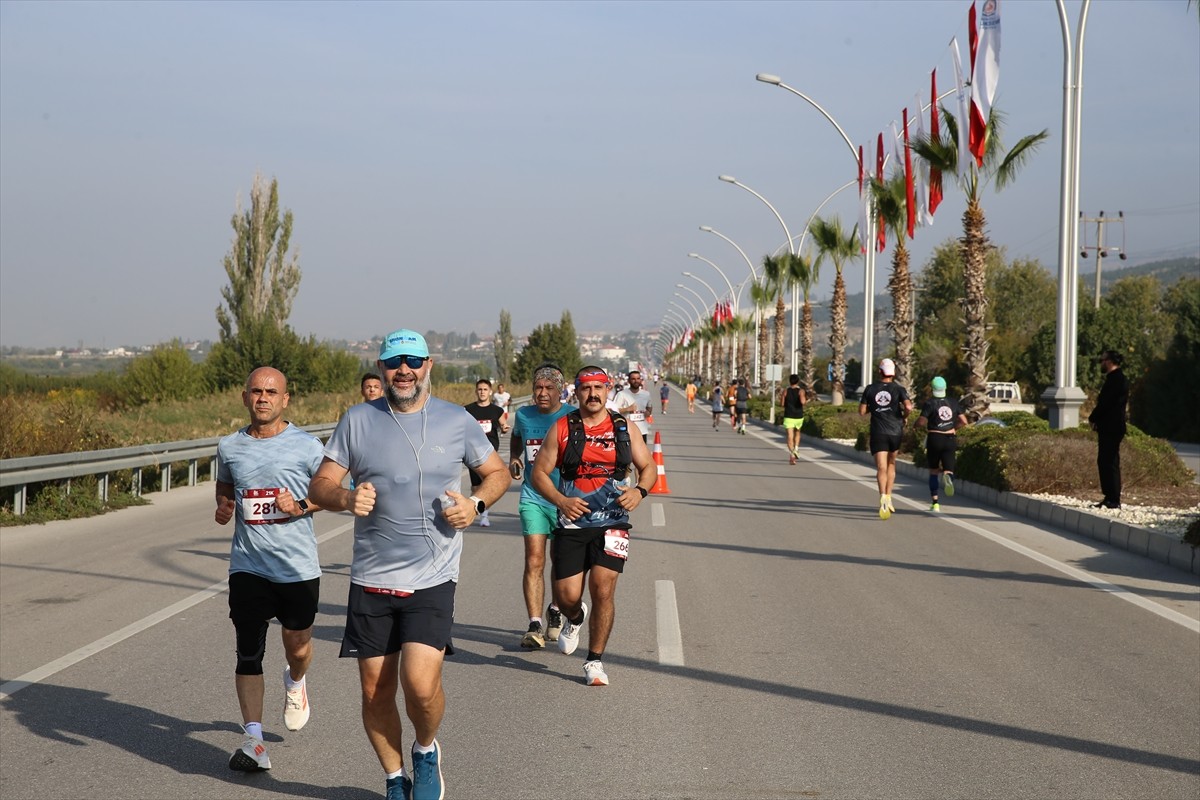 Denizli'nin Pamukkale ilçesinde bu yıl ilk kez gerçekleştirilen Lykos Yarı Maratonu'na çok sayıda...
