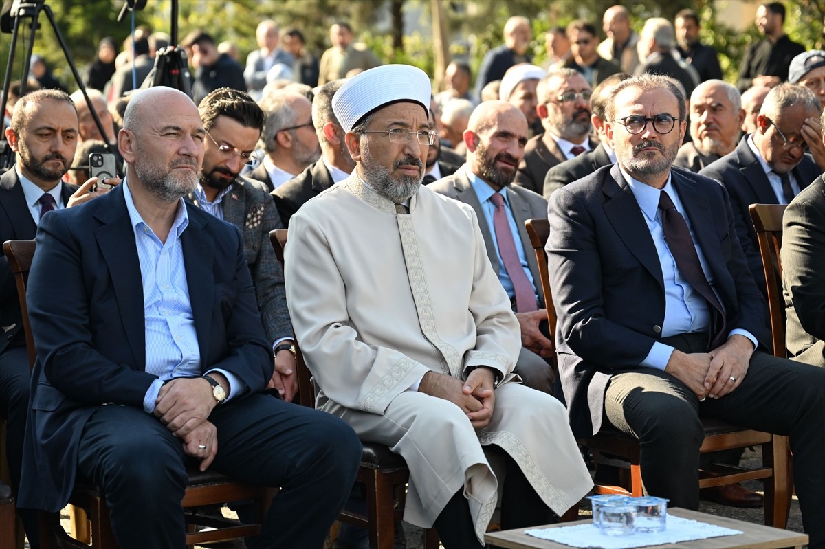 Diyanet İşleri Başkanı Prof. Dr. Safi Arpaguş, Eyüpsultan'da bir hayırseverin yaptırdığı Cennet...