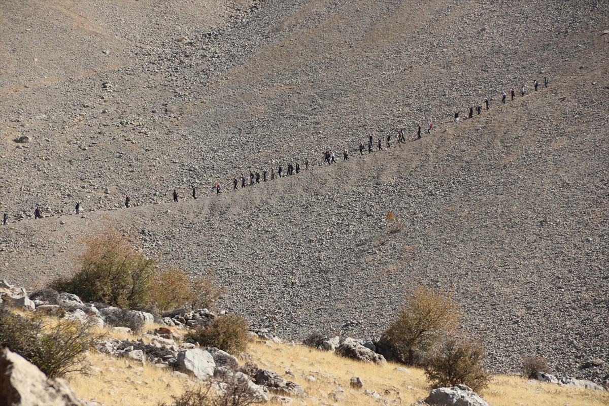 Diyarbakır'ın Çüngüş ilçesinde "Kral Yolu Yürüyüşü, Bağ Bozumu ve Nar Festivali" düzenlendi. Vali...