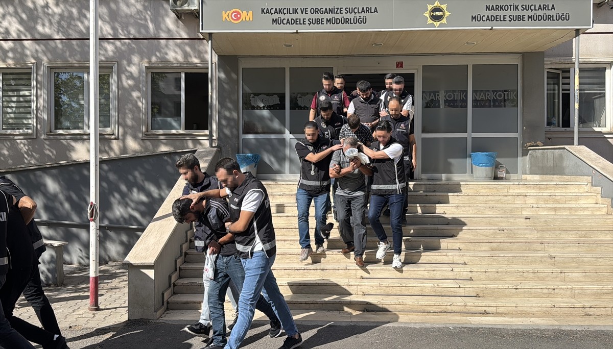 Diyarbakır merkezli 13 ilde düzenlenen silah ve mühimmat kaçakçılığı operasyonunda gözaltına...