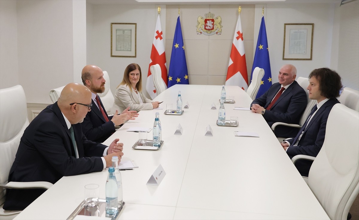 Dünya Etnospor Birliği Başkanı Bilal Erdoğan (sağda), Gürcistan Cumhurbaşkanı Mikheil Kavelaşvili...