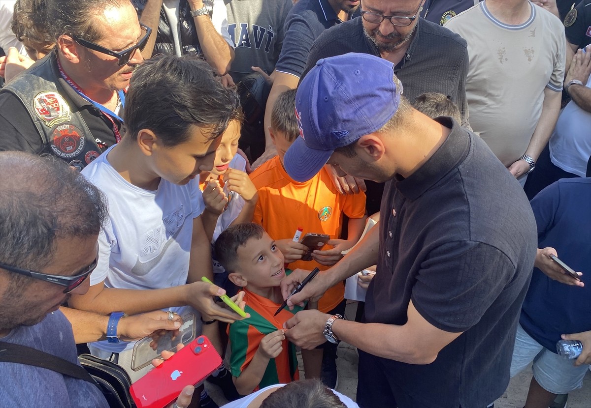 Dünya Superbike Şampiyonası'nda (WSBK) 3. kez şampiyonluğa ulaşan milli motosikletçi Toprak...